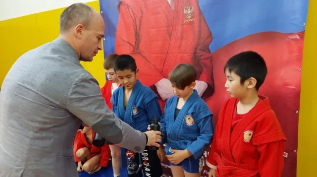 Депутат Люберец посетил тренировку юных самбистов