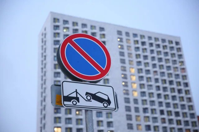 В Люберцах по четырем адресам установили запрещающие парковку знаки