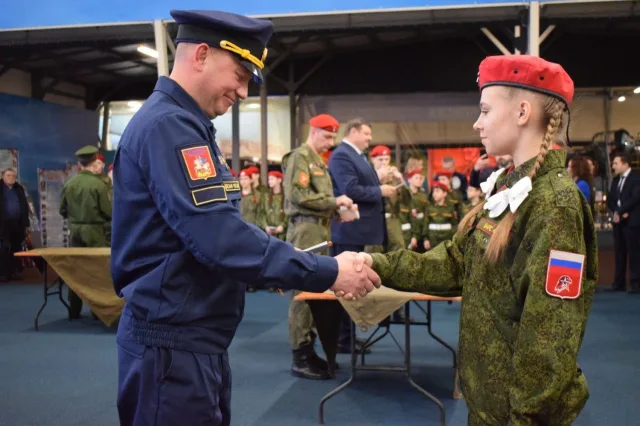 Более ста школьников Люберец торжественно вступили в ряды «Юнармии»