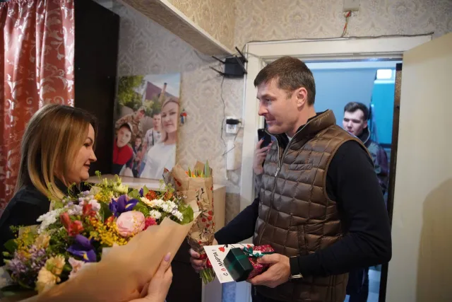 Владимир Волков поздравил с наступающим 8 Марта супругу участника СВО из Люберец