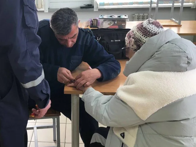 Спасатели помогли снять с пальца застрявшее кольцо пожилой женщине из Люберец