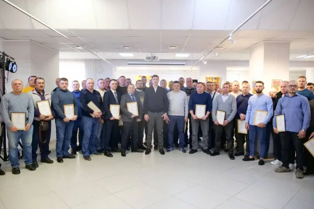 Владимир Волков в преддверии Дня работника ЖКХ вручил сотрудникам из Люберец грамоты