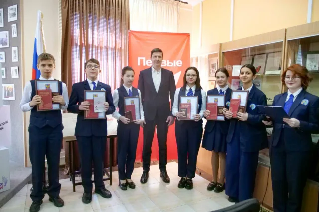 Владимир Волков вручил паспорт гражданина России 12 юным жителям Люберец