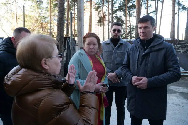 Владимир Волков проверил капитальный ремонт жилого дома в поселке Люберец