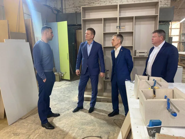 Дмитрий Дениско ознакомился с производством мебельной фабрики Люберец