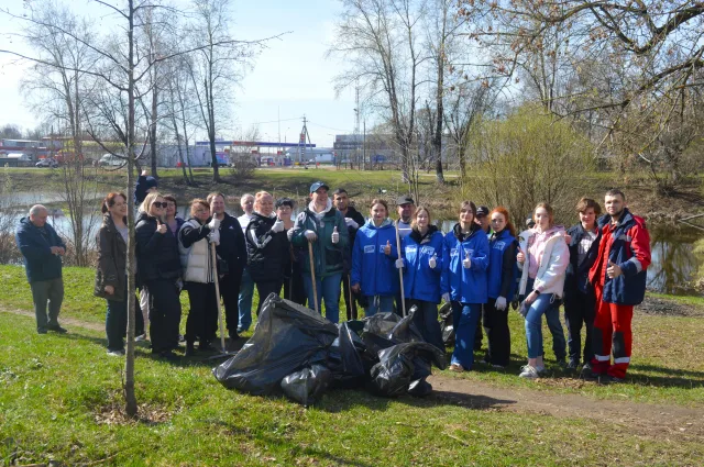 Жители Люберец на субботнике убрали территории у пруда и железной дороги