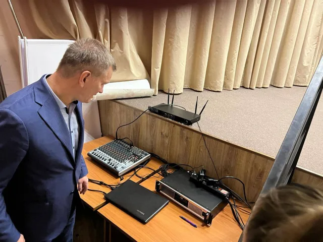 Дмитрий Дениско проверил поставку нового звукового оборудования в школе Люберец