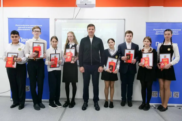 Владимир Волков торжественно вручил паспорта 17 юным жителям Люберец