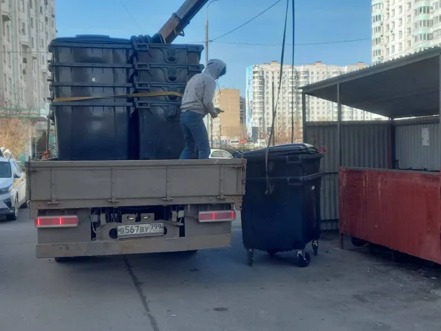 В майские праздники в Люберцах регоператор установил дополнительные контейнеры для мусора