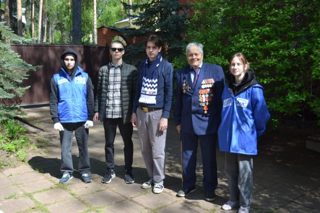 Юные жители Люберец помогли ветерану Великой Отечественной войны убрать придомовую территорию