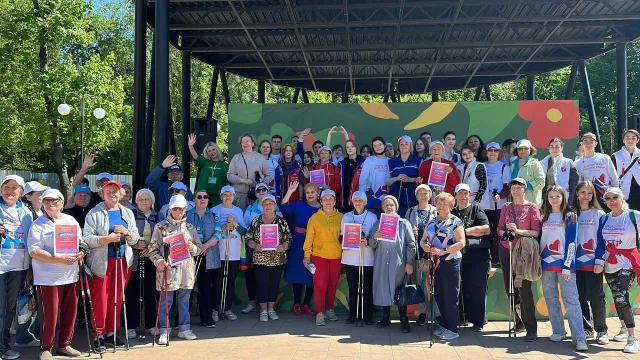 Более ста пожилых жителей Люберец поучаствовали в марафоне по скандинавской ходьбе в парке