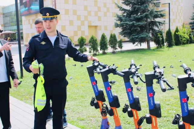 Сотрудники ГАИ в Люберцах разъяснили жителям правила пользования электросамокатами