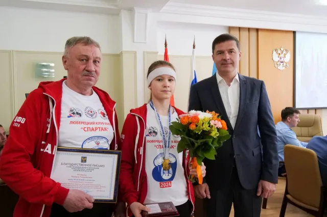 Владимир Волков вручил спортсменке Люберец знак отличия