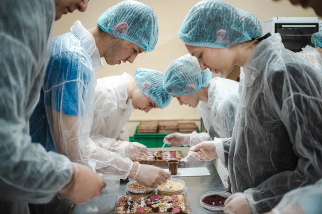 В Люберцах для детей бойцов СВО организовали экскурсию на кондитерскую фабрику