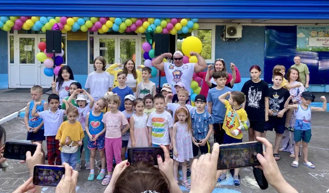 Атлет «Русский Халк» из Люберец показал праздничную программу маленьким пациентам МОЦОМД