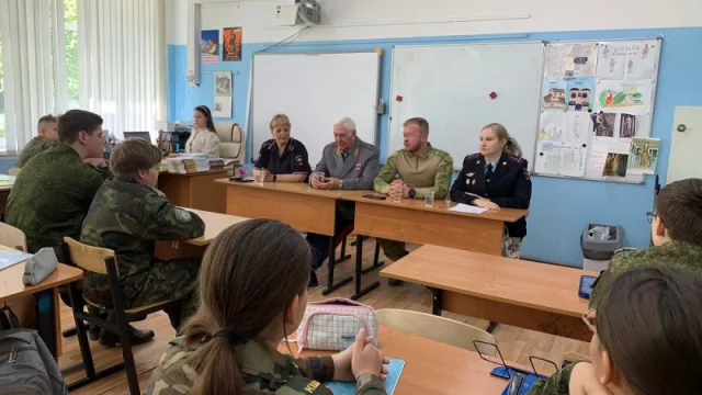 Полицейские в школе Люберец провели урок мужества