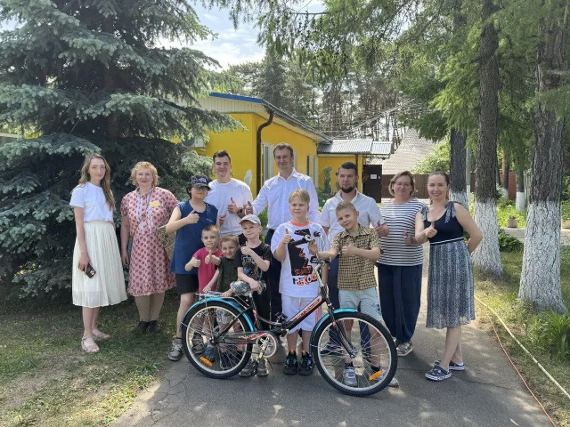 Воспитанникам семейного центра Люберец подарили велосипед и сладкие подарки