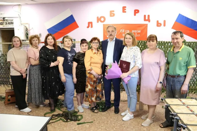 Владимир Ружицкий вручил в Люберцах награду координатору организации за помощь СВО