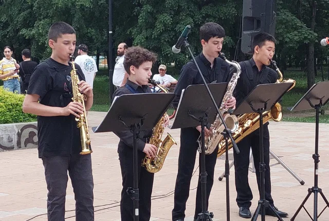 Музыкальные вечера проходят для жителей в Центральном парке Люберец