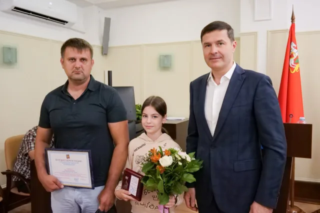 Владимир Волков вручил спортсменке из Люберец знак отличия