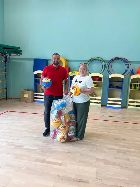 Представители РФСО «Спартак» в Люберцах подарили мячи воспитанникам детского сада «Радуга»