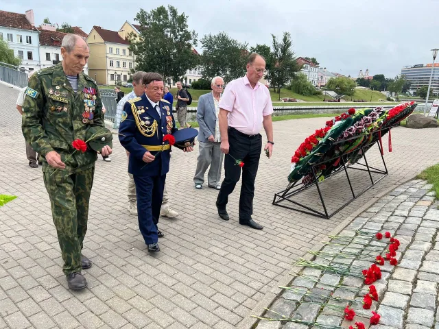 Жители Люберец во время визита в Минск возложили цветы к мемориалу воинам-интернационалистам
