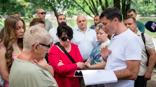 Владимир Волков с жителями проверял реконструкцию Наташинского парка в Люберцах