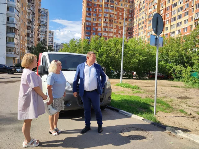 В поселке Люберец установили запрещающие дорожные знаки остановку и стоянку