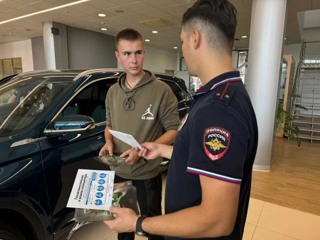 Сотрудники ГАИ Люберец рассказали посетителям автосалона об удобстве портала Госуслуги