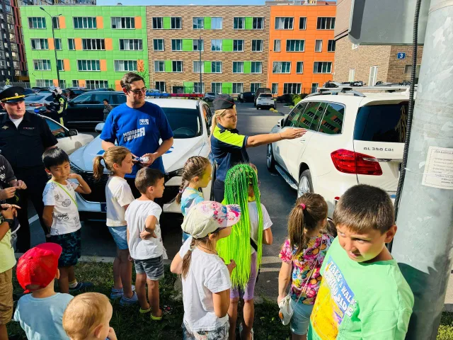 Инспекторы ГАИ напомнили жителям Люберец о важности соблюдения ПДД во дворах домов