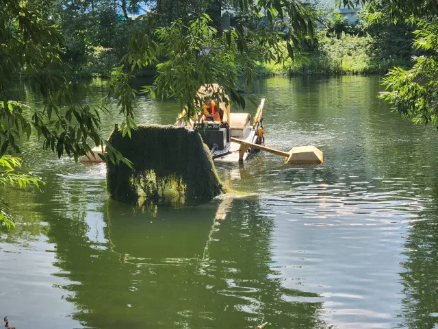 В городском округе Люберцы приступили к очистке пруда на улице Лорха