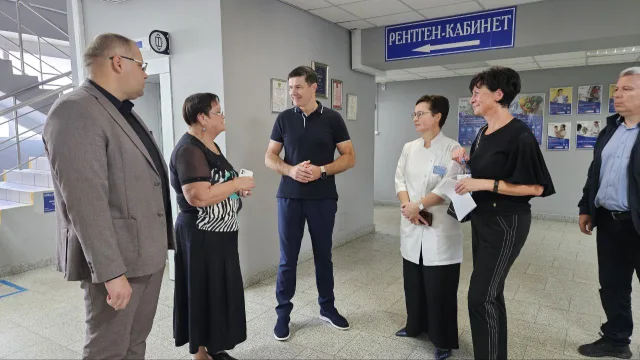 Владимир Волков проверил ход ремонта кабинета для нового рентген-аппарата