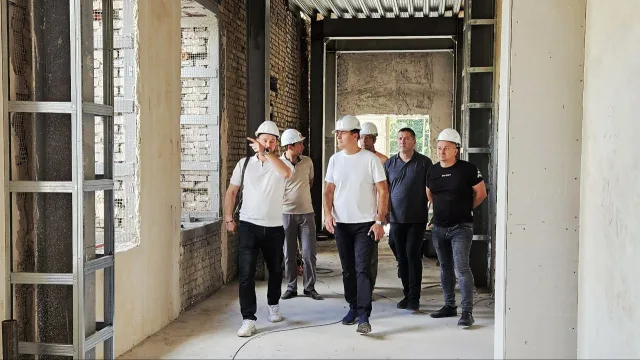 Владимир Волков проверил ход капитального ремонта корпуса гимназии №18