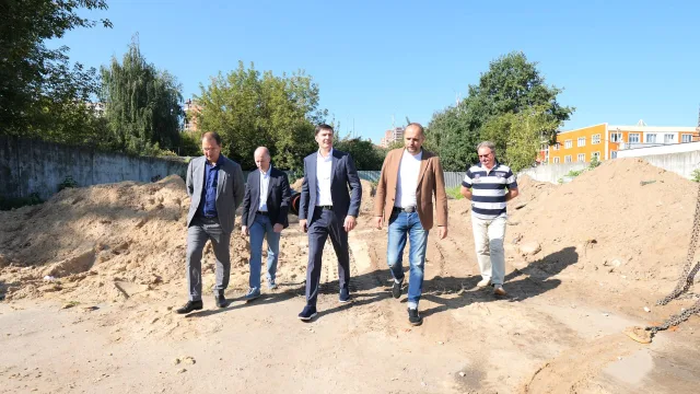 Владимир Волков проверил ход ремонта теплотрассы в Октябрьском 