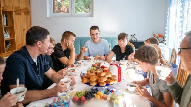 Владимир Волков навестил семью, которая эвакуировалась в Люберцы из Суджи