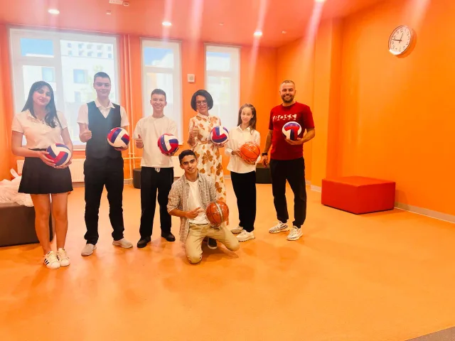 Руководитель футбольной школы «Спартак» в Люберцах передал мячи двум образовательным учреждениям округа