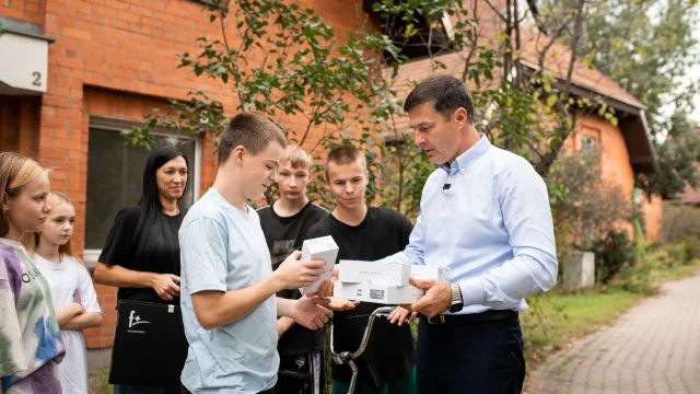 Владимир Волков передал детям из Суджи, которые живут в Люберцах,  велосипеды, ноутбуки