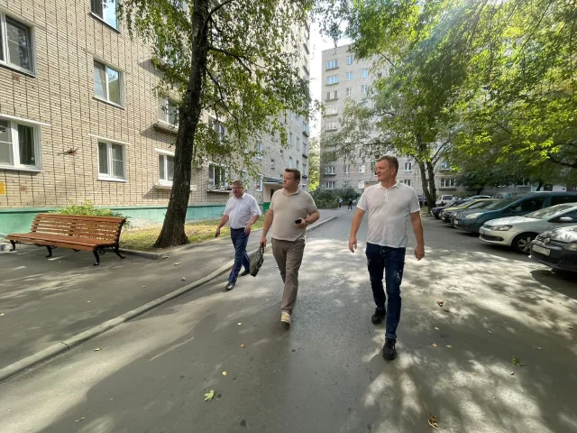 Дмитрий Дениско проверил результат благоустройства дворов в поселке Люберец