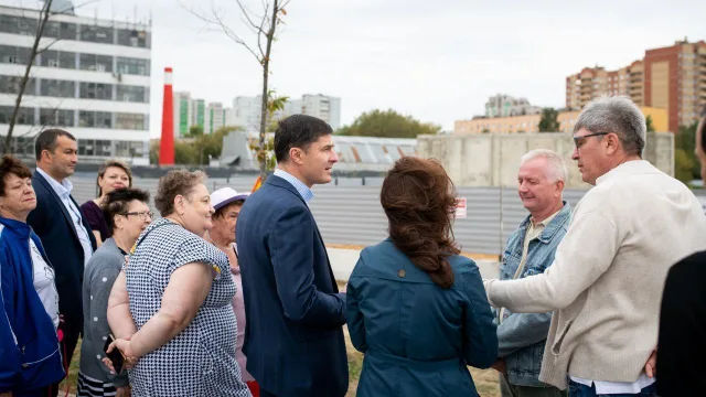 Владимир Волков с жителями поселка Люберец проверил работы по переносу стелы