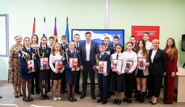 Владимир Волков вручил паспорта юным жителям Люберец