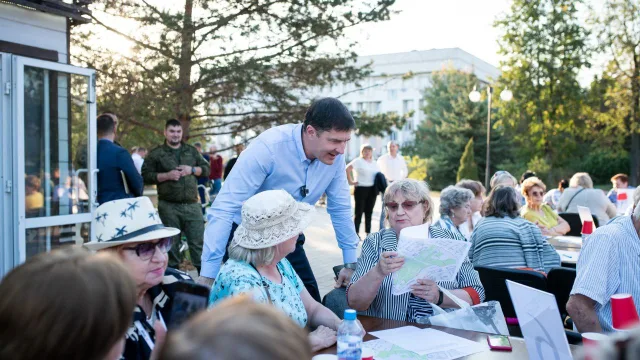 Владимир Волков обсудил с жителями Люберец благоустройство Центрального парка