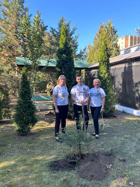 Полицейские Люберец в рамках экоакции посадили ель в честь участника ВОВ