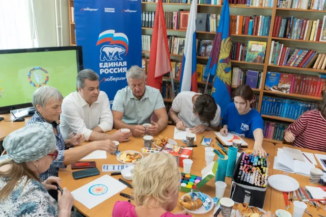 Для пожилых жителей Люберцы партийцы организовали арт-терапию