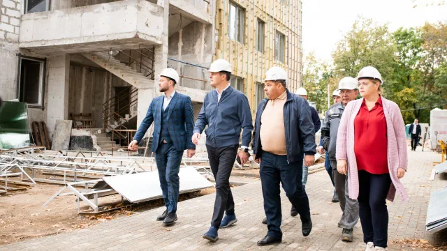 Владимир Волков проверил ход строительства детского сада на 200 мест в Люберцах