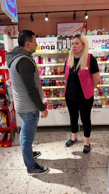 Депутат Люберец во время встречи в магазине обсудил вопрос трудоустройства студентов