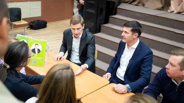 Владимир Волков и Василий Кузнецов ответили на вопросы жителей Люберец во время встречи