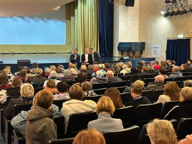 С жителями поселка Люберец провели встречу по вопросу работы новой управляющей компании