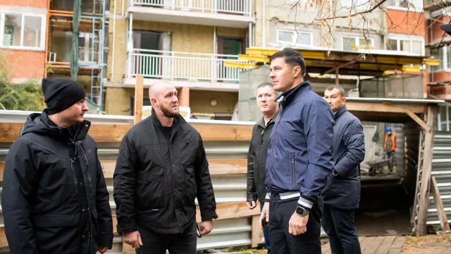 Владимир Волков проверил ход капитального ремонта жилого дома в поселке Люберец