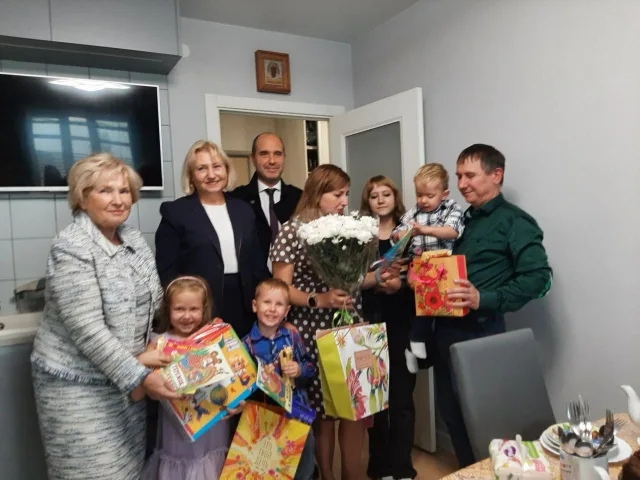 Партийцы поздравили с Днем отца главу многодетной семьи из Люберец