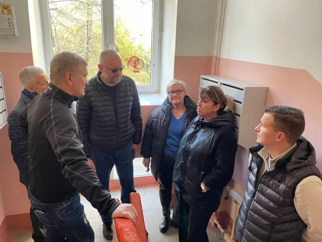 Дмитрий Дениско проверил результаты ремонта подъездов в жилом доме Люберец